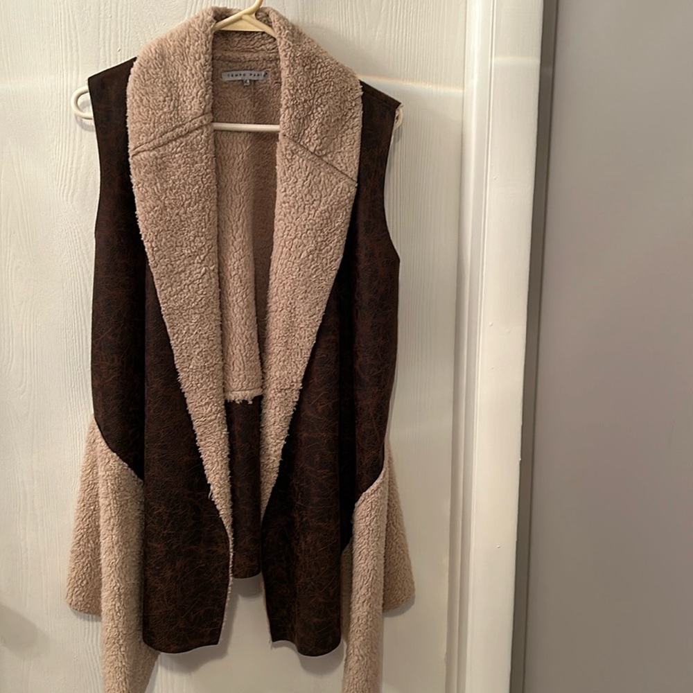 Cute and comfy, sleeveless, longer vest. Size; M/L